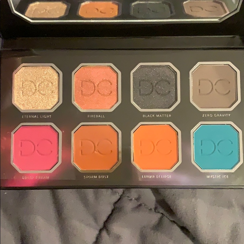 Celestial thunder eyeshadow palette - Picture 2 of 2